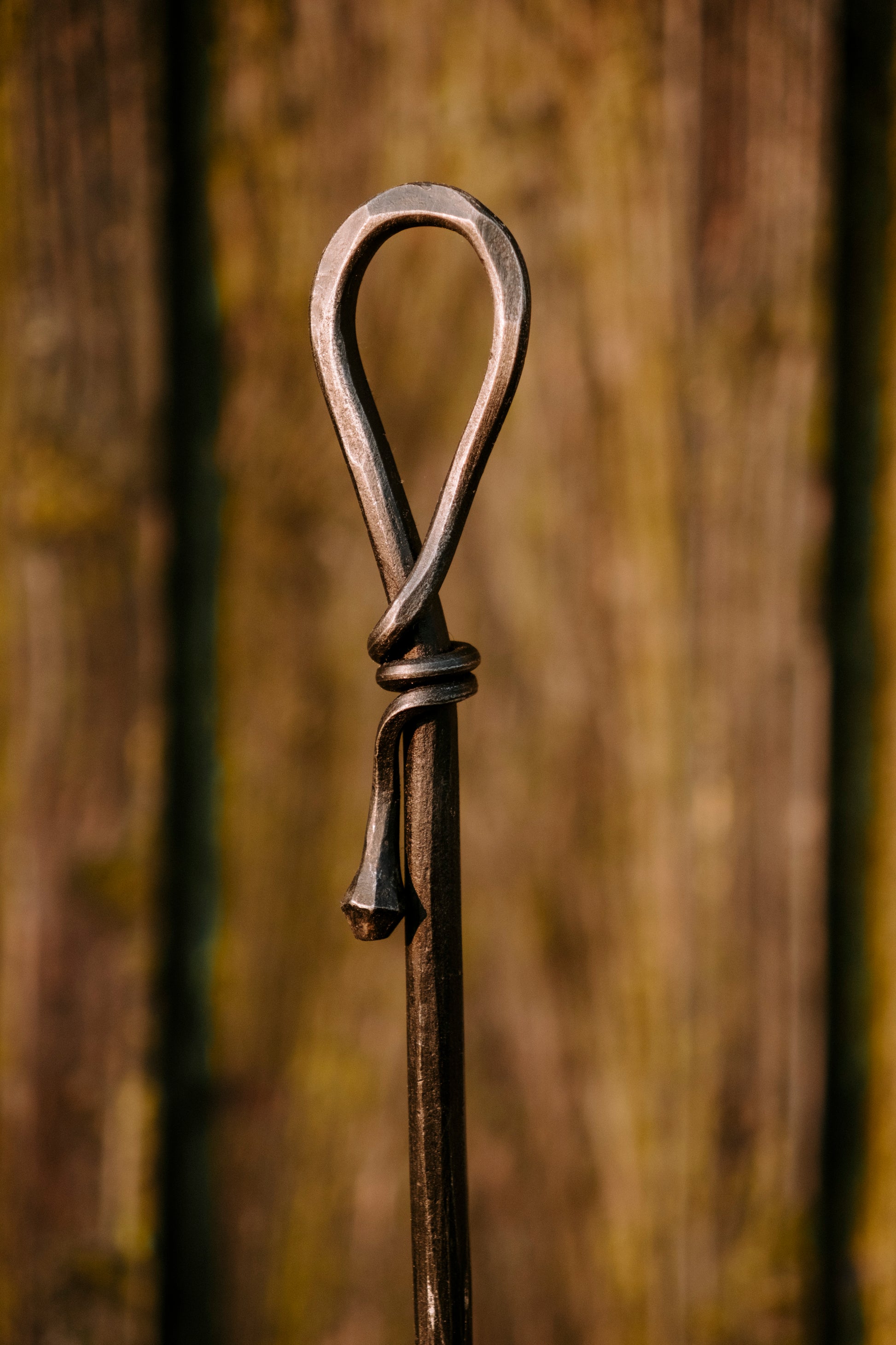 Geschmiedeter langer Schuhlöffel mit Wandschraube