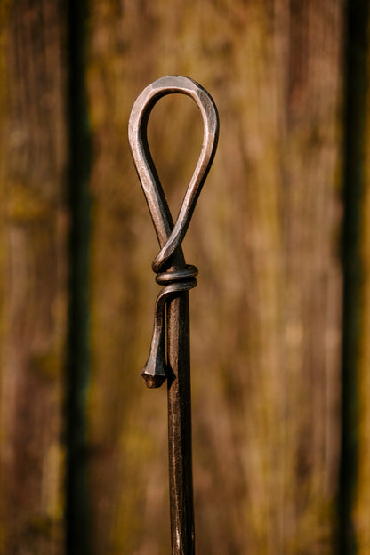 Geschmiedeter langer Schuhlöffel mit Wandschraube