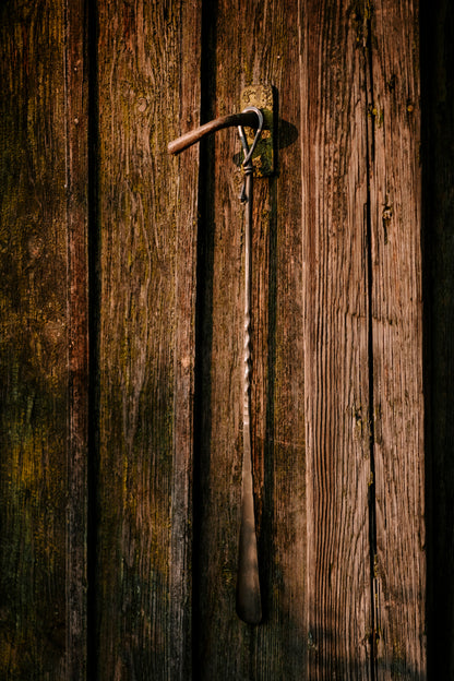 Geschmiedeter langer Schuhlöffel mit Wandschraube