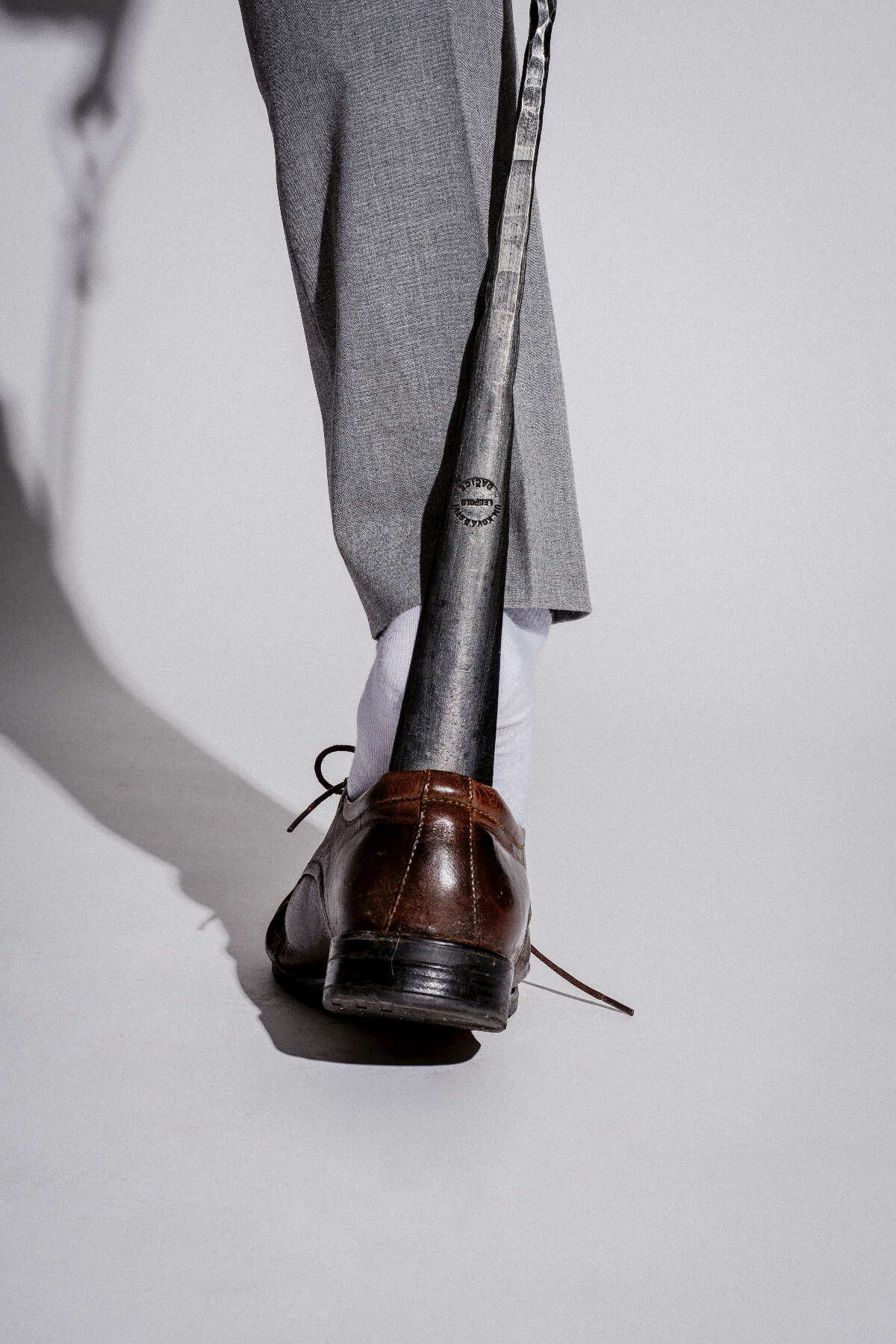 Geschmiedeter langer Schuhlöffel mit Wandschraube